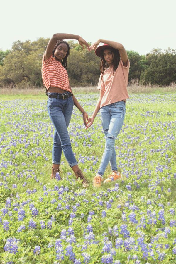 Take photos with bluebonnet fields in Texas