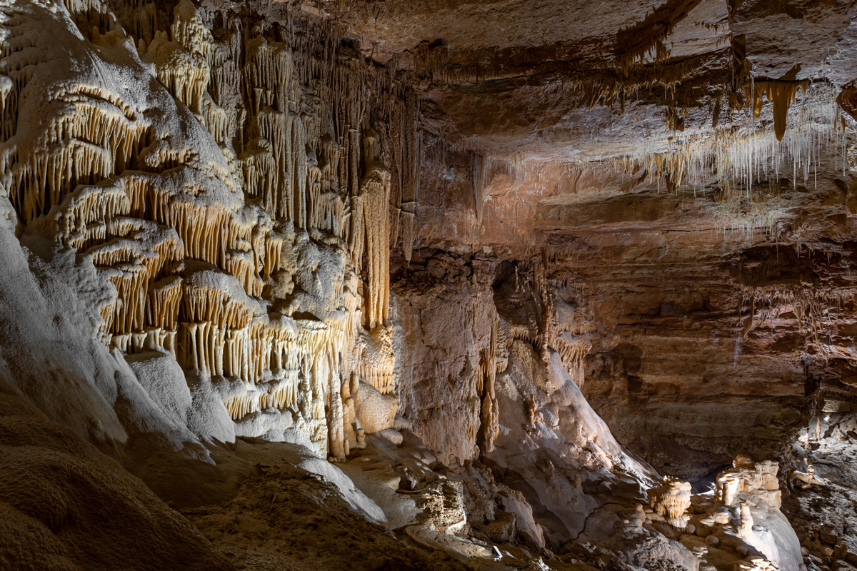 Recorridos por las maravillas ocultas de las cavernas de Natural Bridge