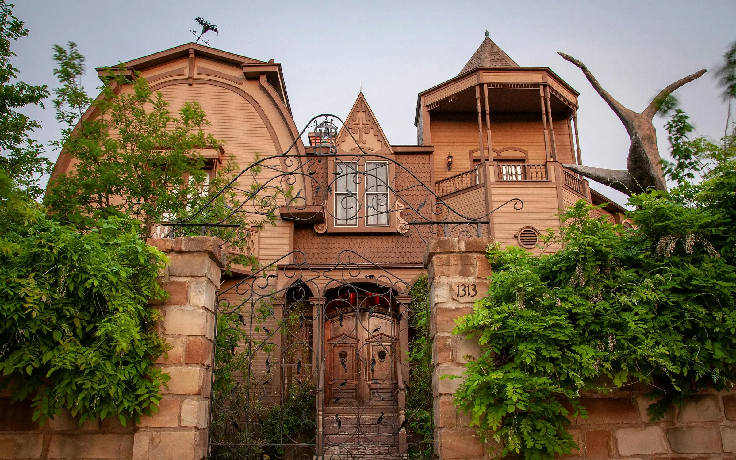 Step Into Spooky Nostalgia: The Munster Mansion in Waxahachie, Texas—A Perfectly Creepy Tribute to the Classic TV Show! | Source: texasmonthly.com