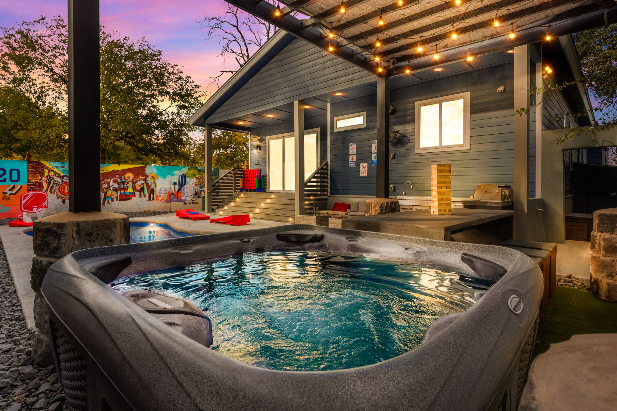 Soak, sip, and slow down under the San Antonio sky. The backyard at Vidrio Azul was made for golden-hour memories.
